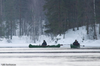 Kalastajia talvella Konnekoskessa. 